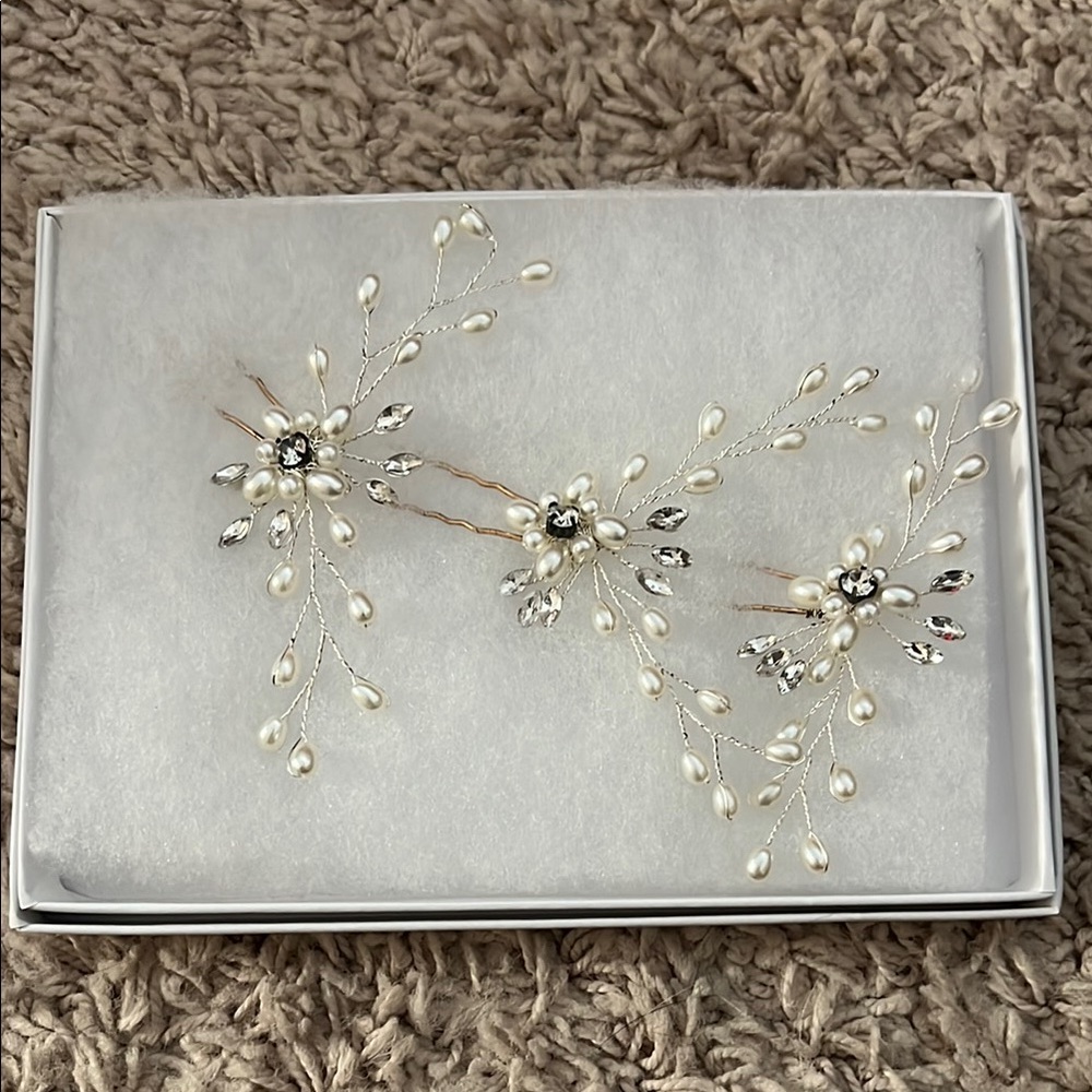 Elegant Pearl and Crystal Bridal Hair Accessory